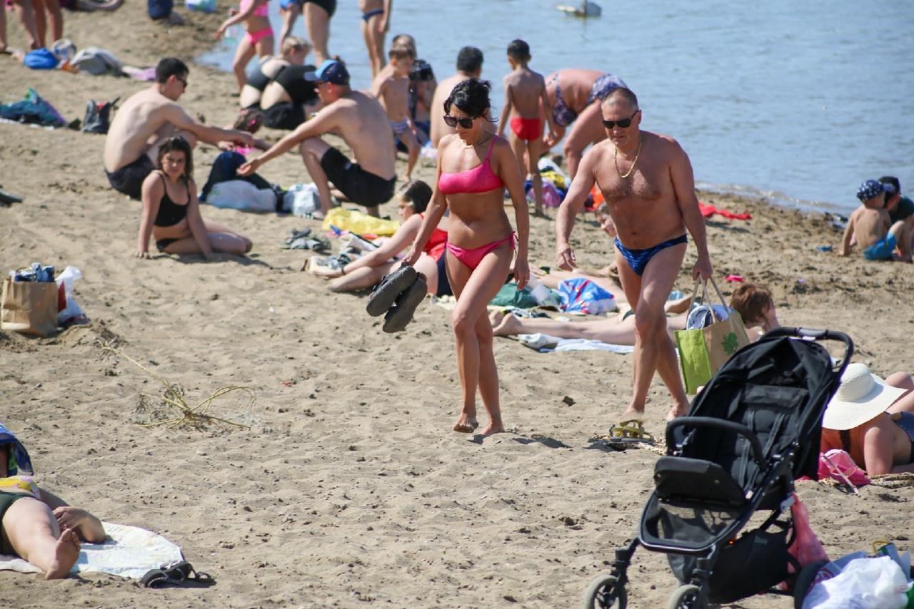 Фото Жители Новосибирска оккупировали пляжи из-за аномальной жары в +32 градуса 13