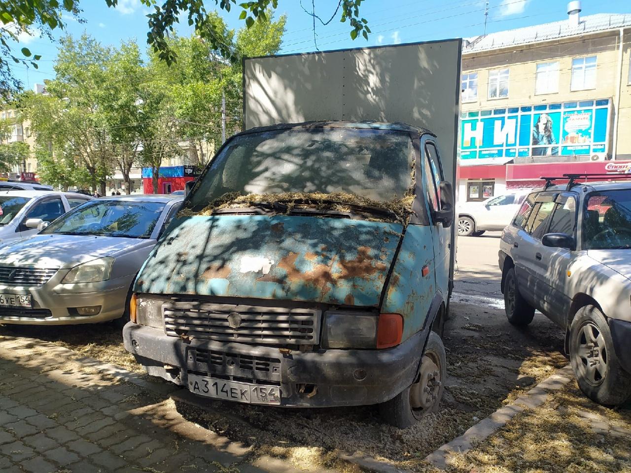 Фото Жители Новосибирска пожаловались на брошенные машины на дорогах 2