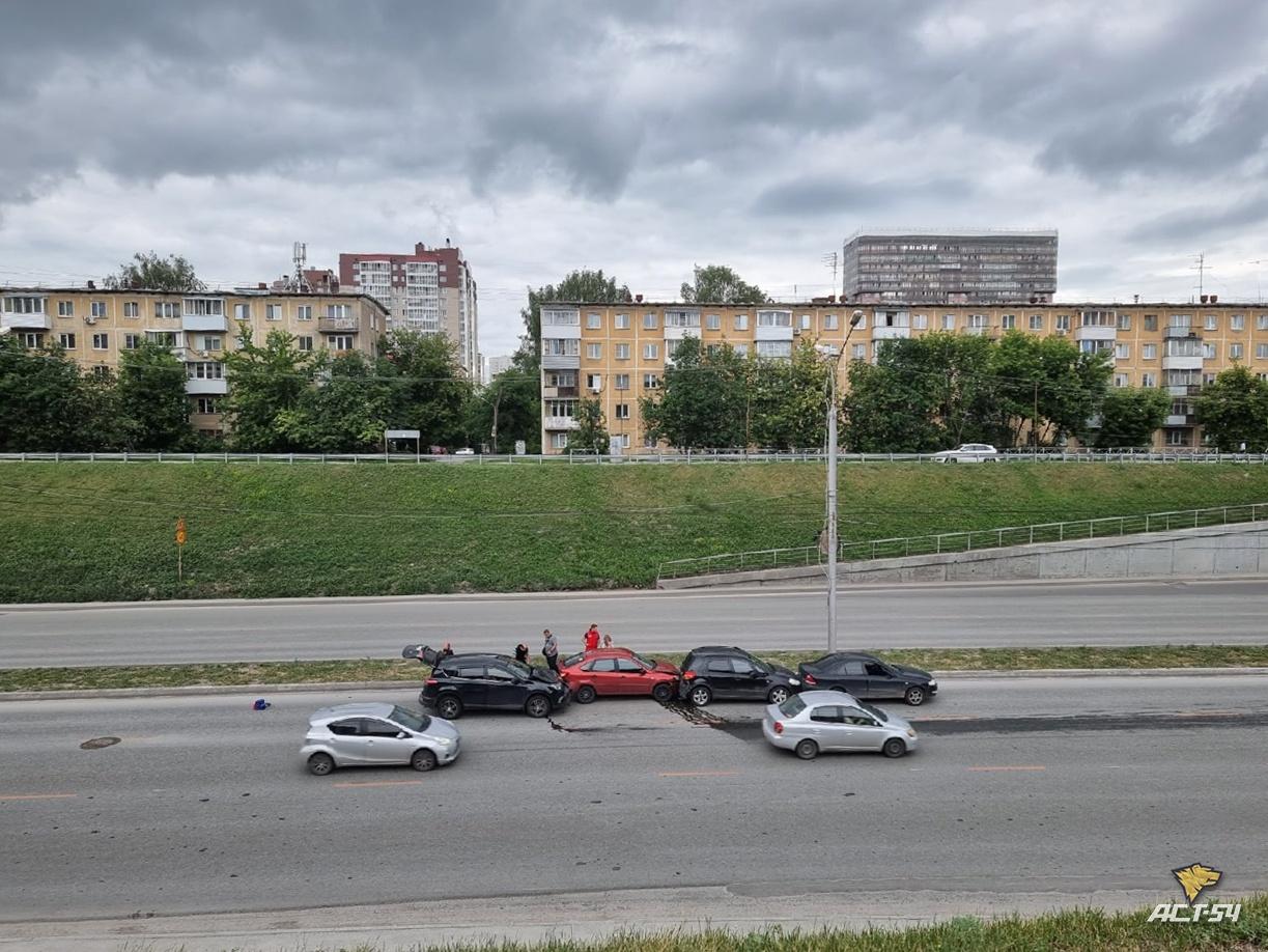 Фото Массовое ДТП с пятью автомобилями произошло в Новосибирске 28 июня 2