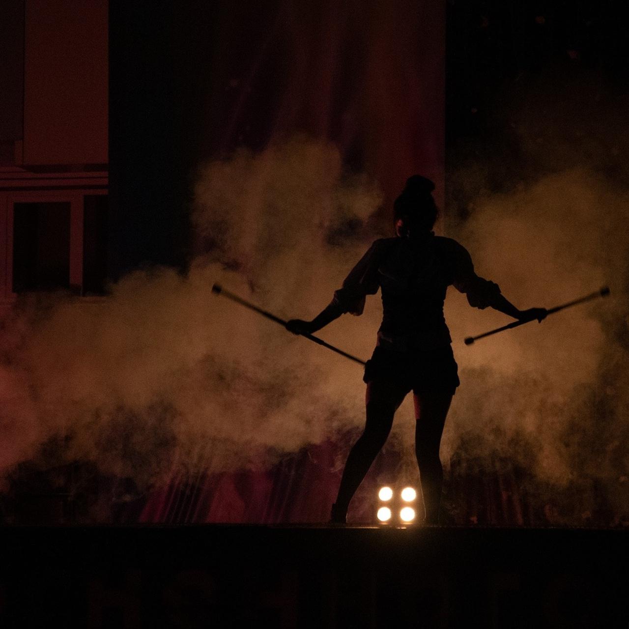 Фото «Лента вплавилась в кожу»: артистка файер-шоу из Новосибирска — об уважении к огню и выступлениях на частных вечеринках 10