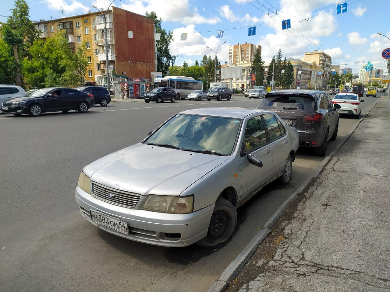 Фото Жители Новосибирска пожаловались на брошенные машины на дорогах 10