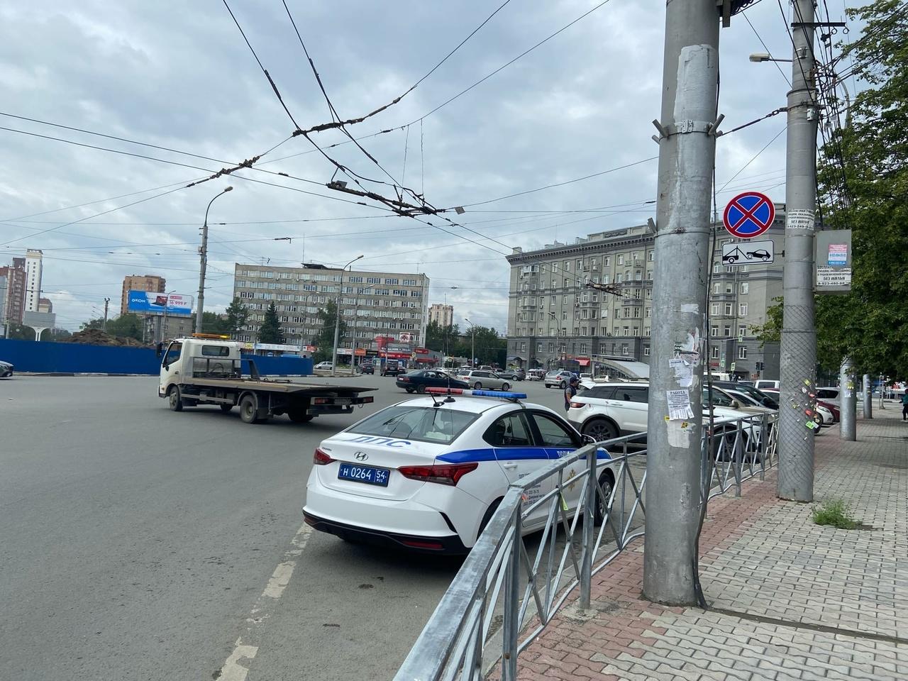 Фото В Новосибирске начали эвакуировать машины с площади Калинина 2