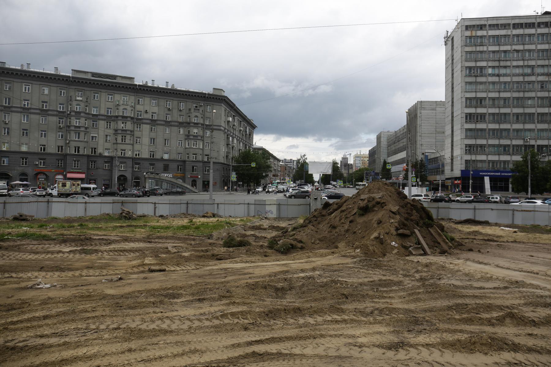 Фото Москва в режиме онлайн следит за строительством стелы «Новосибирск – Город трудовой доблести» 3