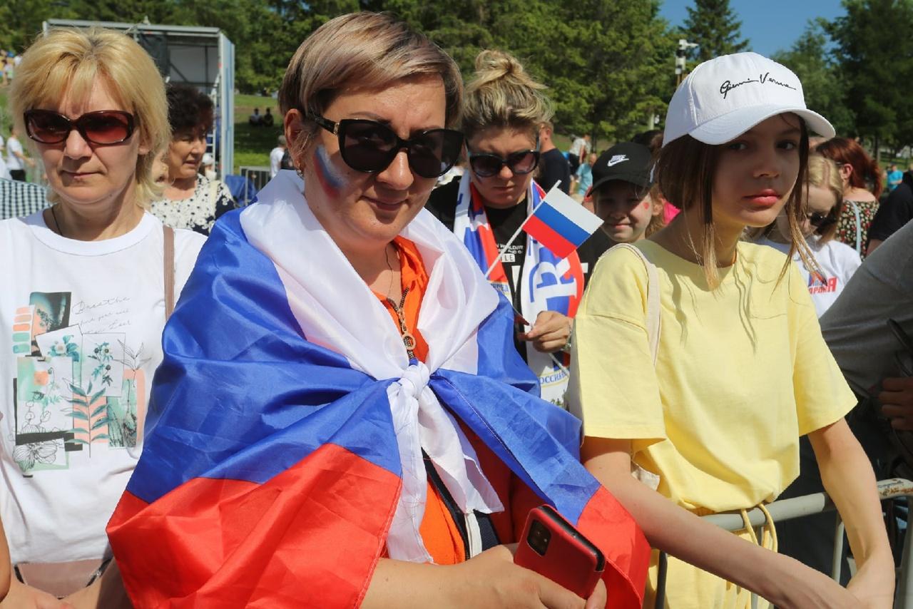 Фото Участник спецоперации на Украине и олимпийская чемпионка подняли флаг России в Новосибирске 12 июня 6