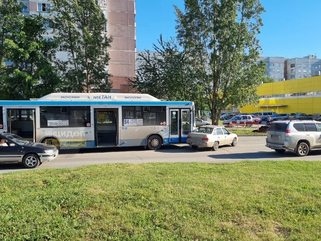 Фото В Новосибирске автобус № 64 столкнулся с автомобилем 2