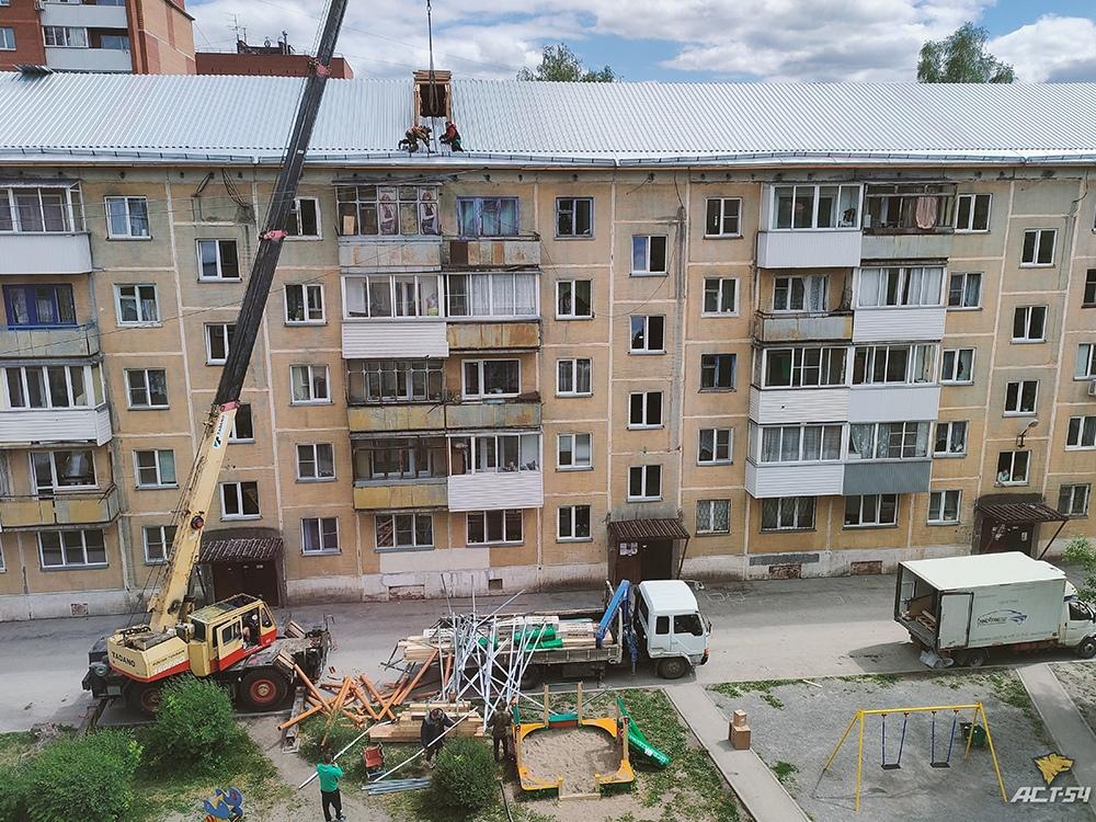 Фото В Новосибирске с крыши 5-этажного дома стройматериалы обрушились на детскую площадку 2