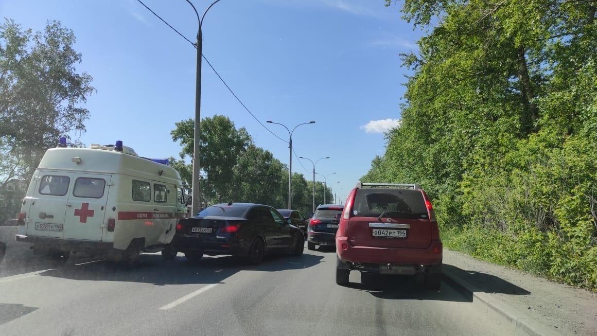 Фото Гигантская пробка парализовала движение по улице Кедровой в Новосибирске 7 июня 4