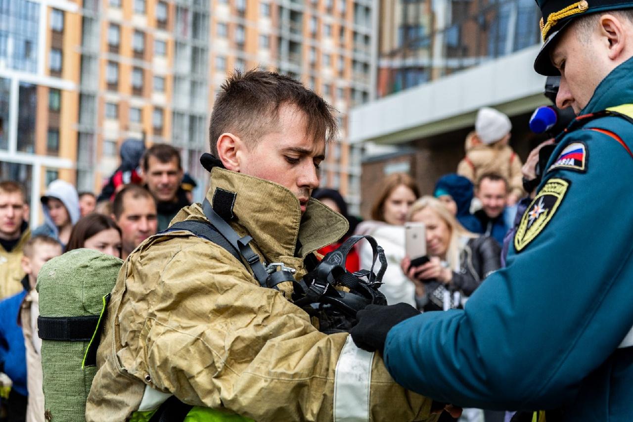 Фото Спасатель из Новосибирска установил рекорд в экстремальном забеге на 26 этажей 3