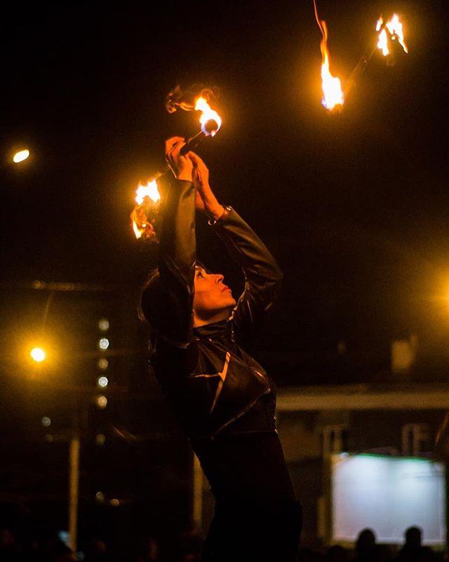 Фото «Лента вплавилась в кожу»: артистка файер-шоу из Новосибирска — об уважении к огню и выступлениях на частных вечеринках 3