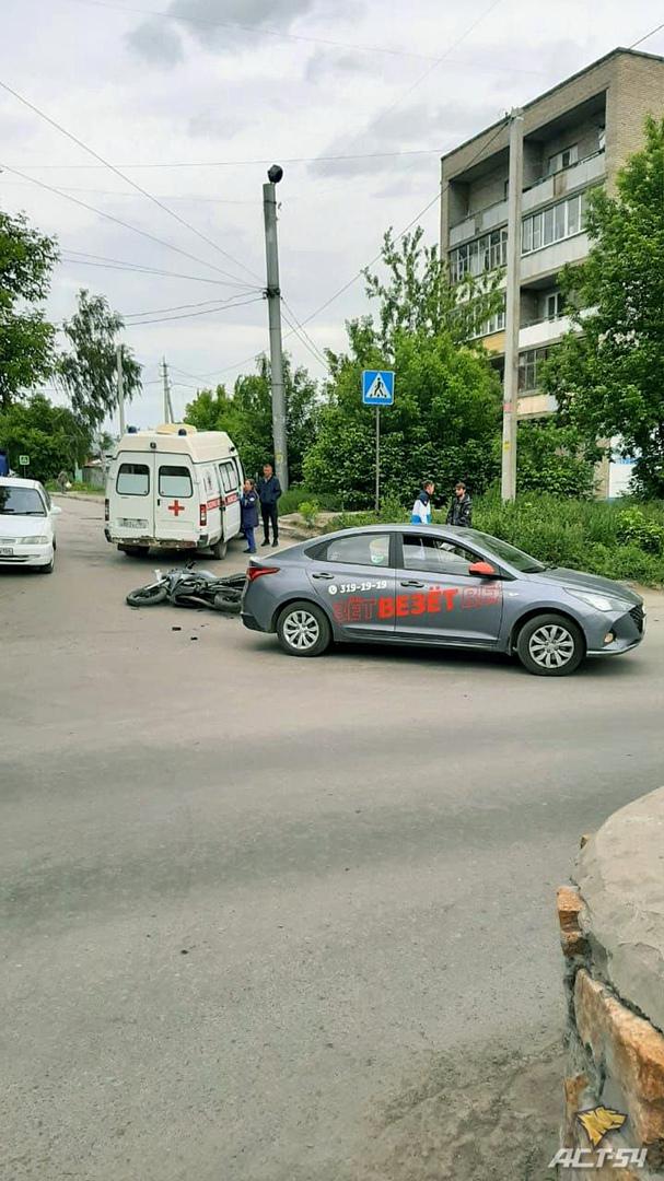 Фото В Новосибирске произошло ДТП с участием мотоциклиста и такси «Везёт!» 2