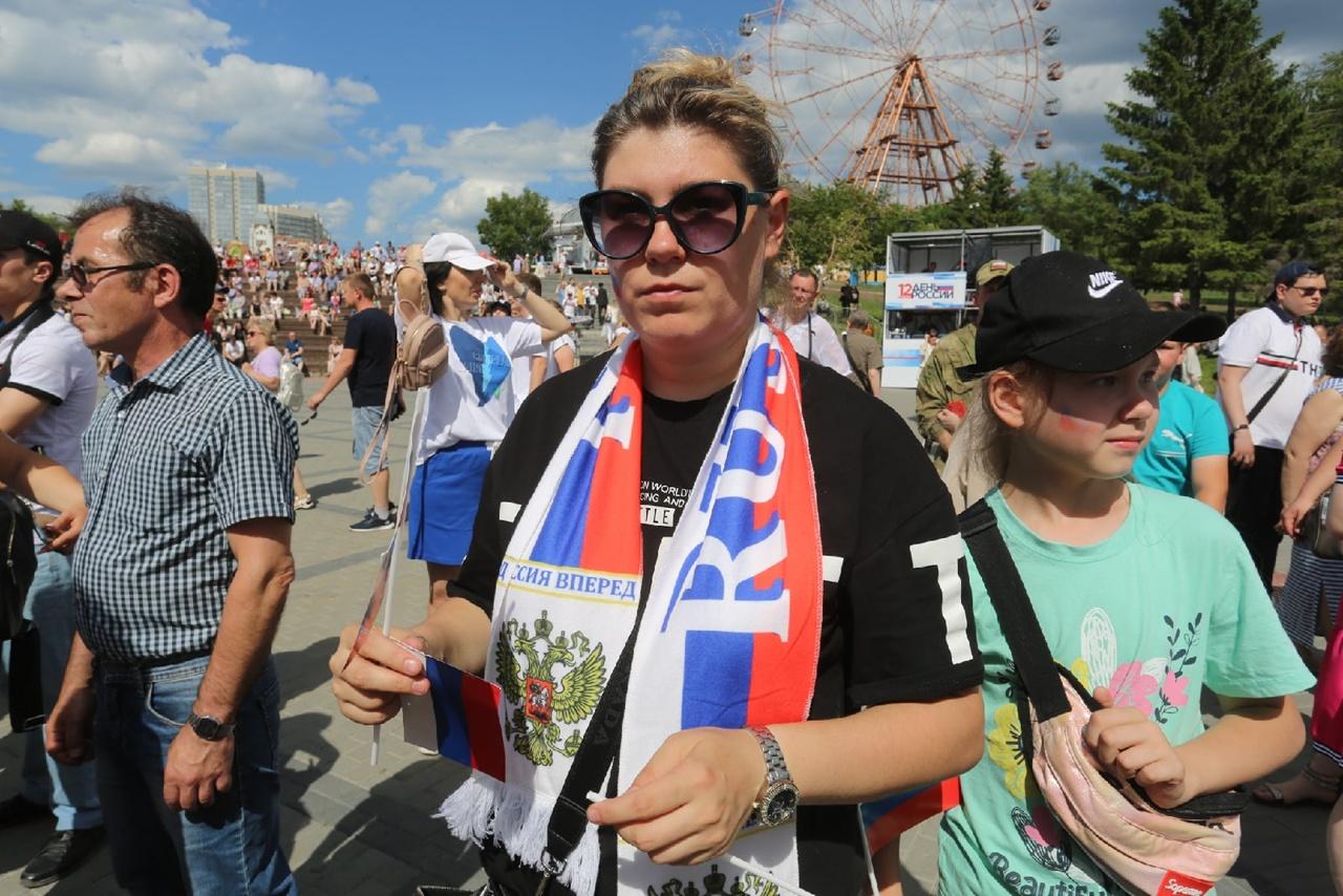 Фото Участник спецоперации на Украине и олимпийская чемпионка подняли флаг России в Новосибирске 12 июня 5