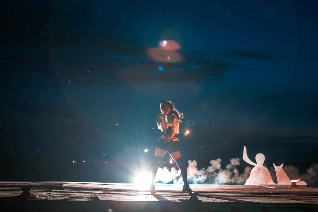 Фото «Лента вплавилась в кожу»: артистка файер-шоу из Новосибирска — об уважении к огню и выступлениях на частных вечеринках 6