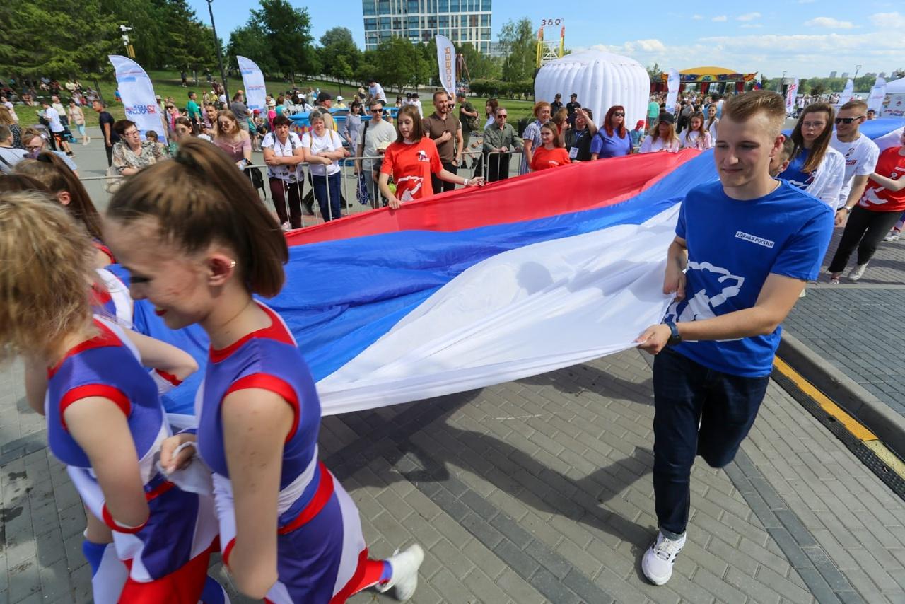 Фото Участник спецоперации на Украине и олимпийская чемпионка подняли флаг России в Новосибирске 12 июня 3