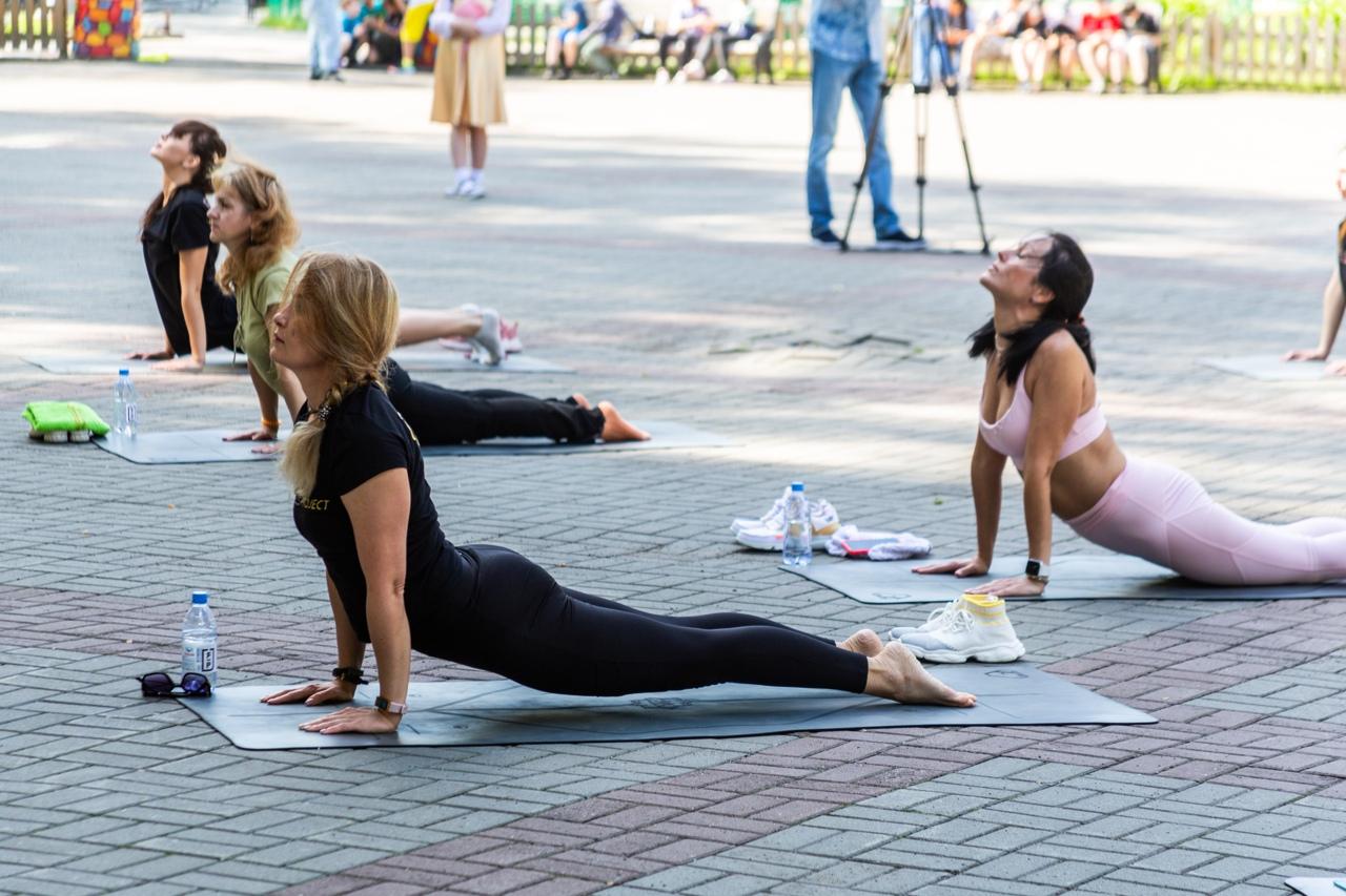 Фото Собака мордой вниз: в Новосибирске 21 июня прошла массовая тренировка по йоге 5