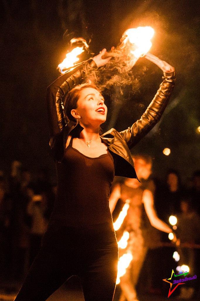 Фото «Лента вплавилась в кожу»: артистка файер-шоу из Новосибирска — об уважении к огню и выступлениях на частных вечеринках 11