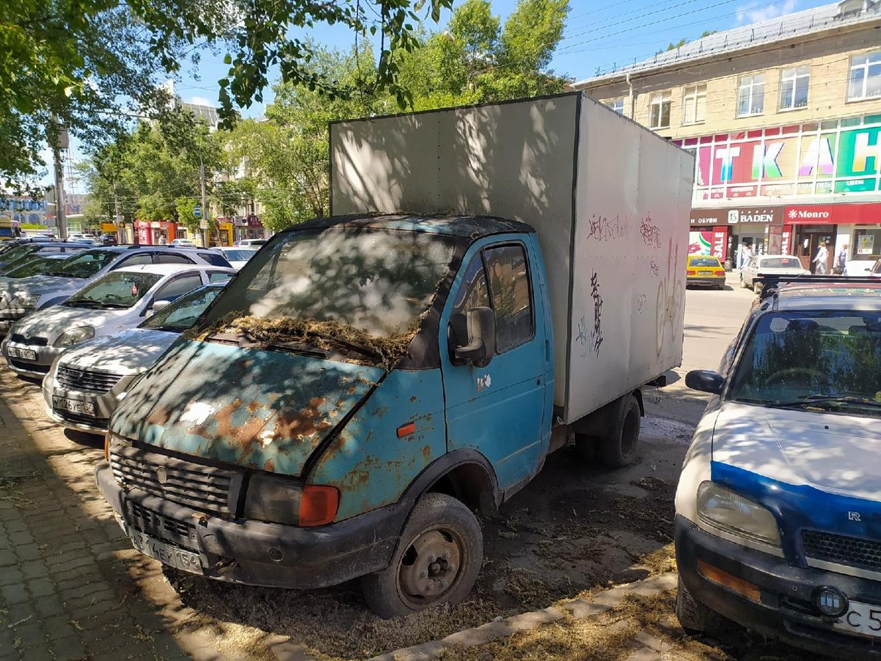 Фото Жители Новосибирска пожаловались на брошенные машины на дорогах 4