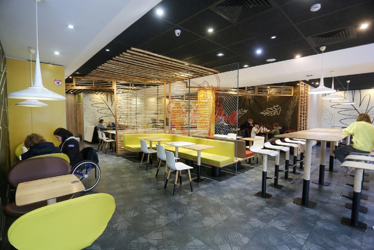 Фото Первый ресторан «Вкусно и точка» открылся в Новосибирске: показываем, чем он отличается от McDonald's 11