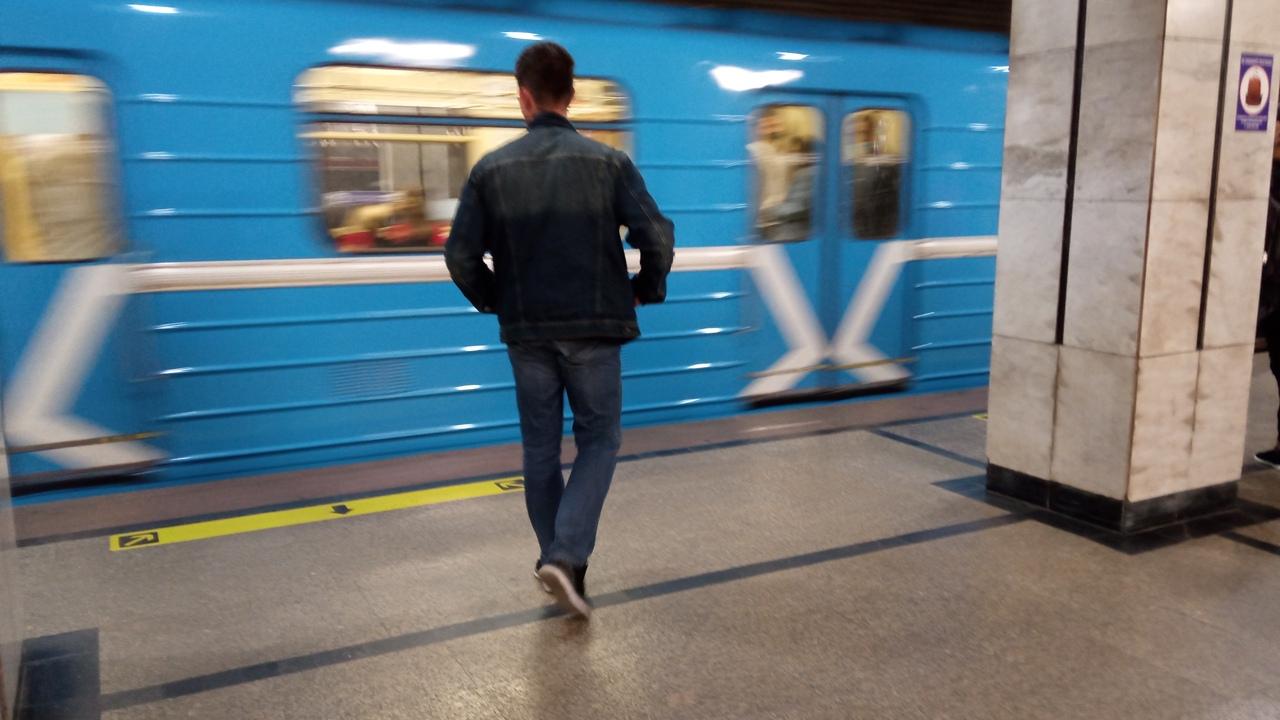 Фото В метро Новосибирска появились указатели  станции 
