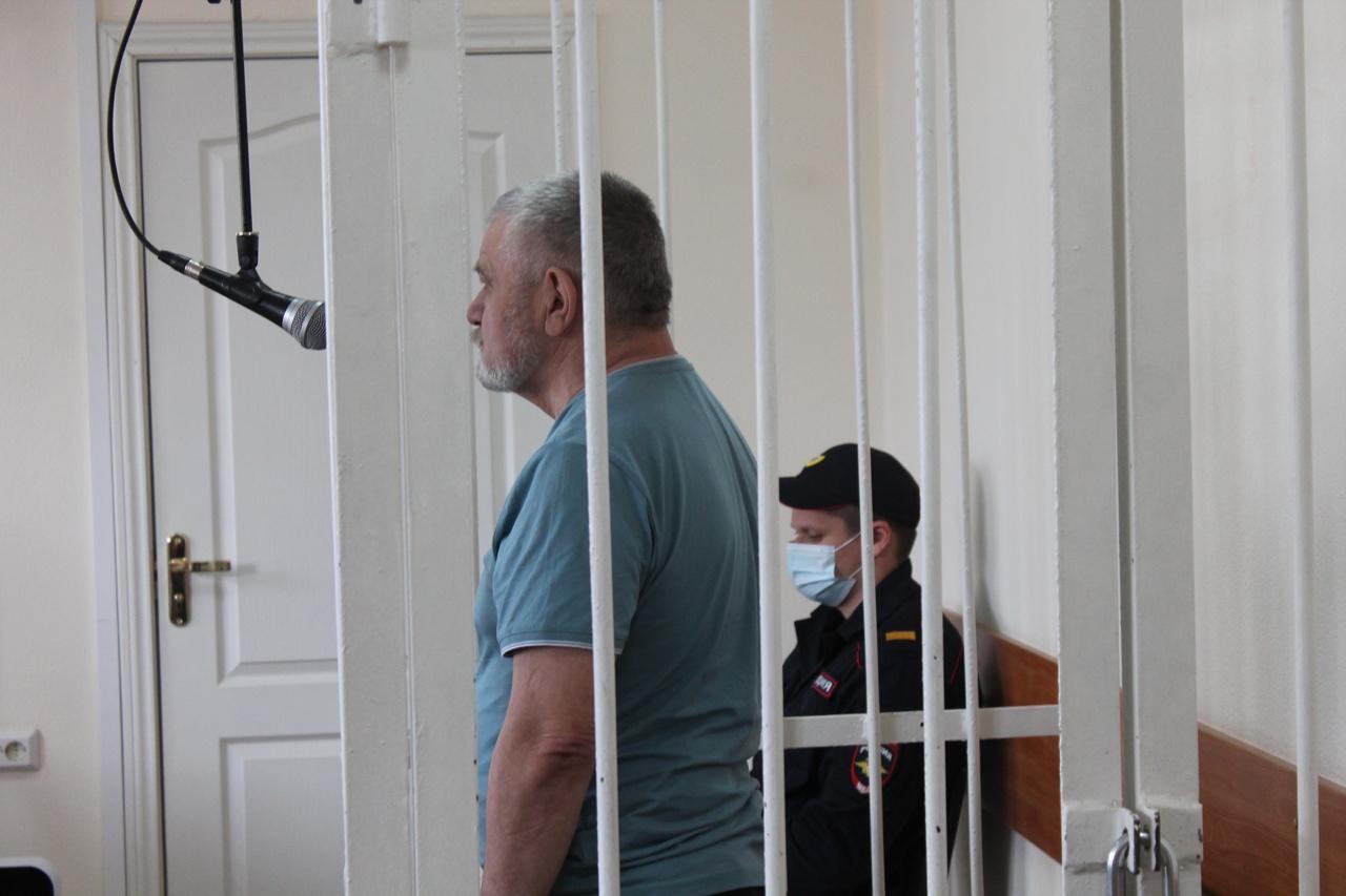 Фото «Остались одни гвоздики»: в Новосибирске начали судить пенсионера за жестокое убийство соседа шашкой 5