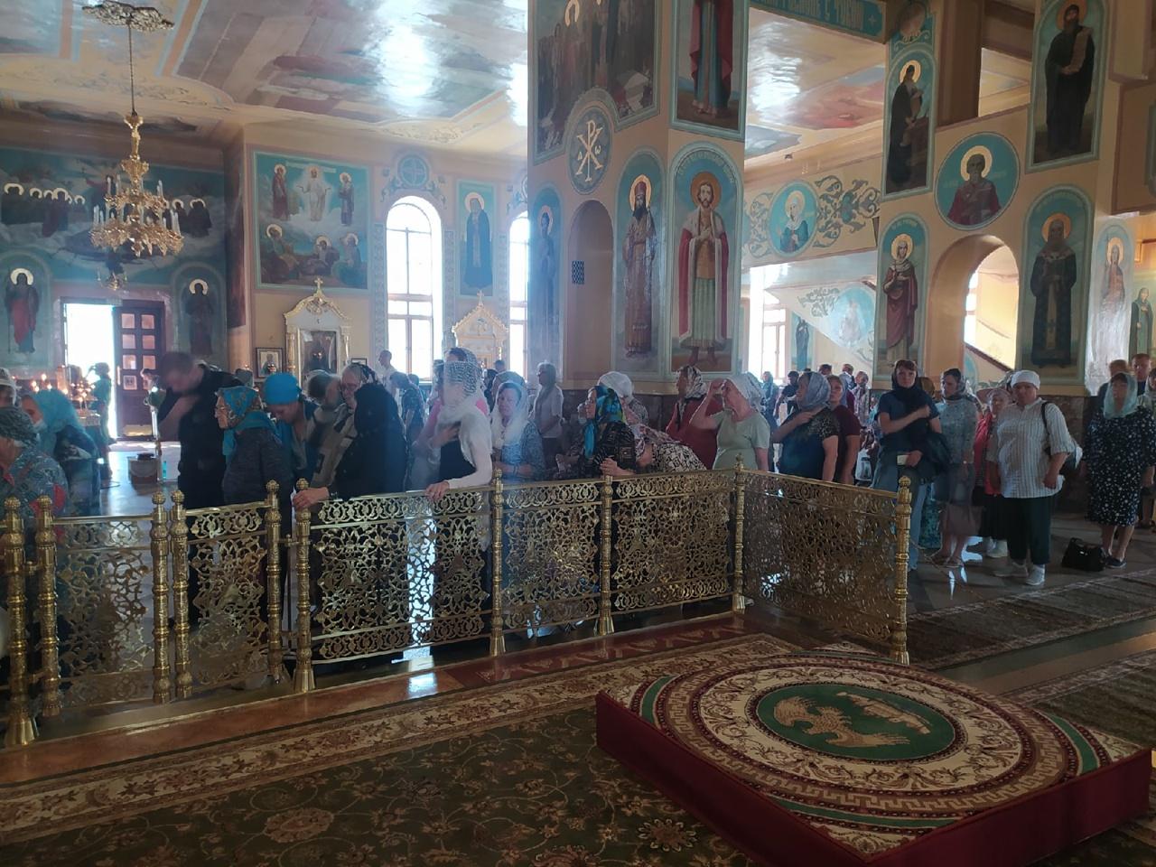 Фото Десятки верующих выстроилась в очередь к мощам Сергия Радонежского в Новосибирске 3