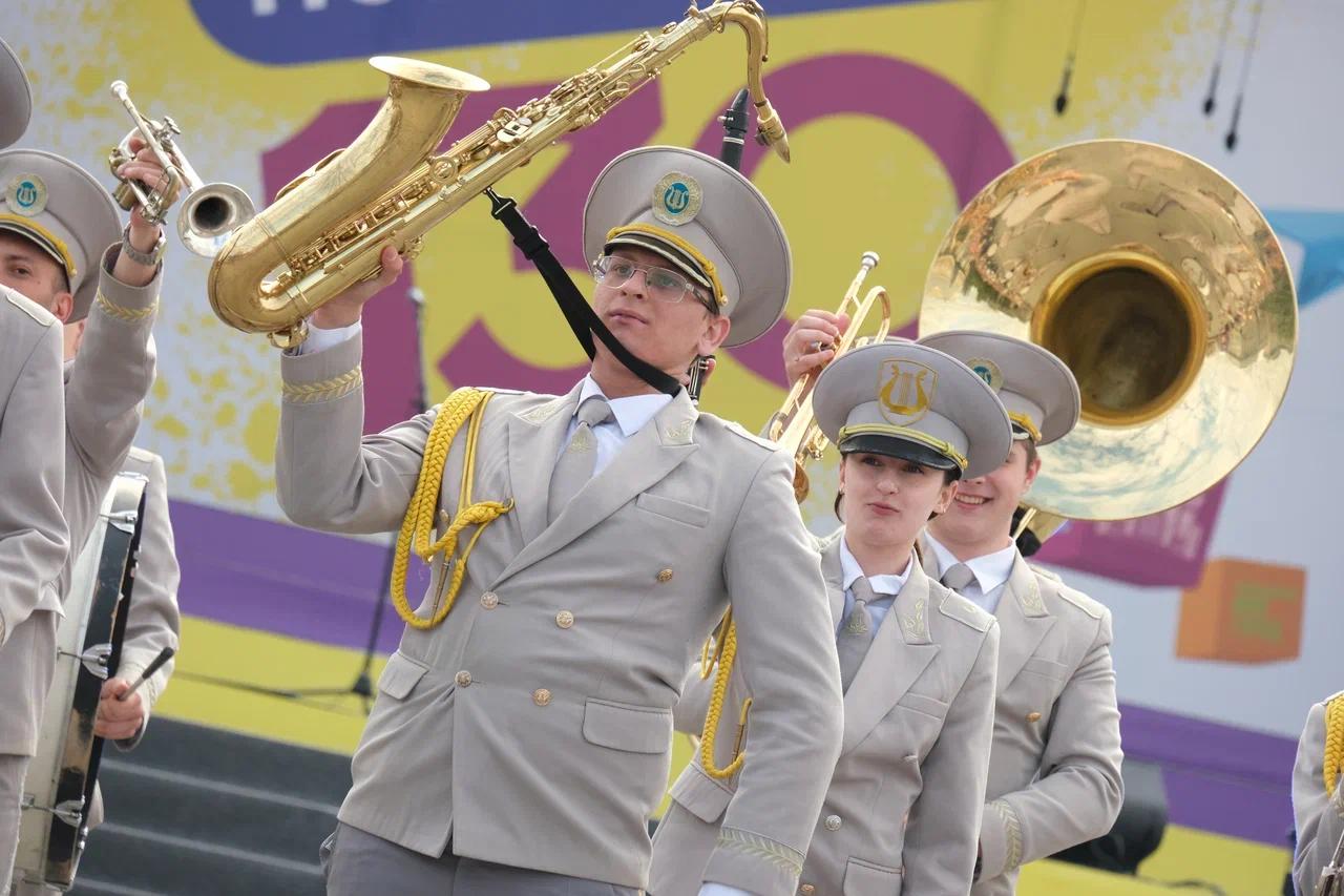Фото В Новосибирске в День города прошел плац-парад духовых оркестров — лучшие фото выступления 3