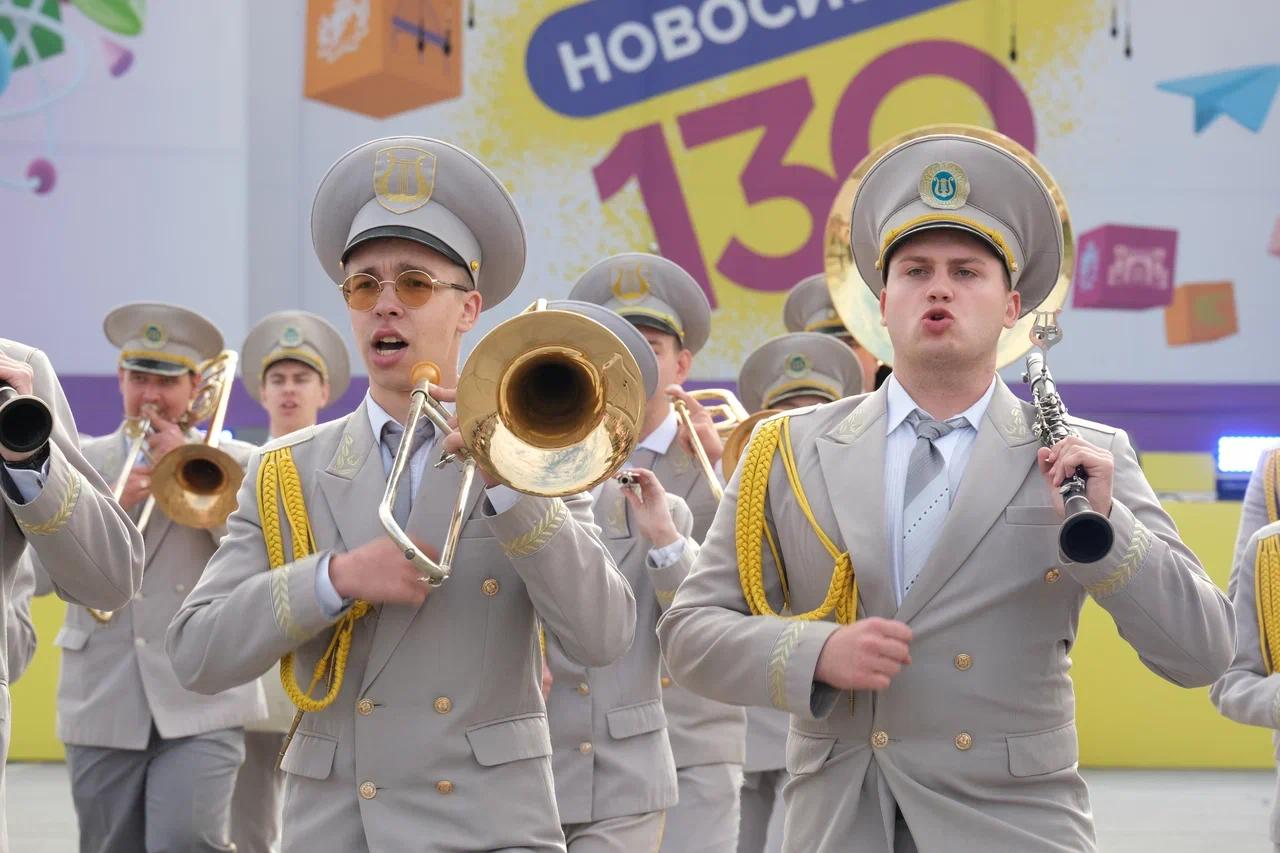 Фото В Новосибирске в День города прошел плац-парад духовых оркестров — лучшие фото выступления 4
