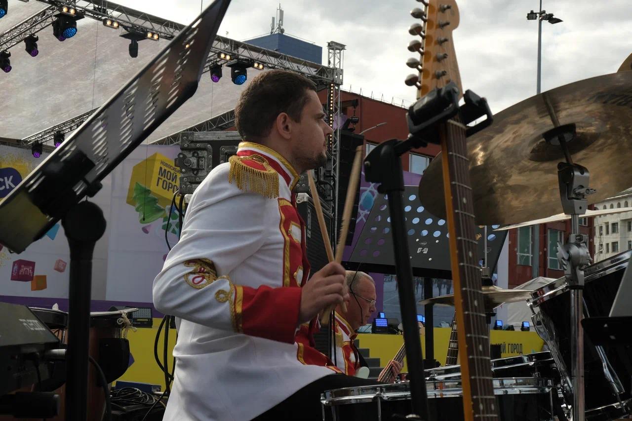 Фото В Новосибирске в День города прошел плац-парад духовых оркестров — лучшие фото выступления 6