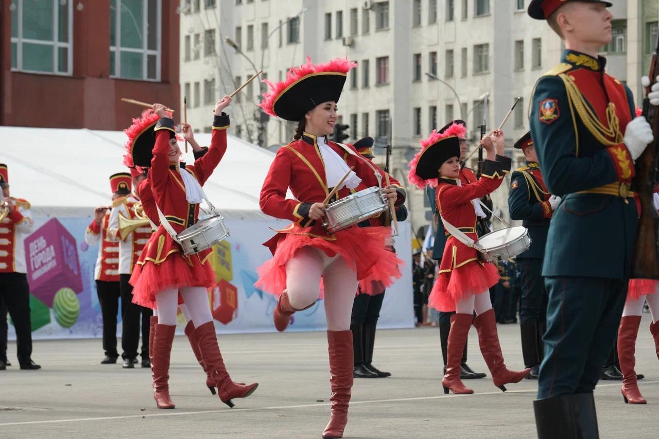 Фото В Новосибирске в День города прошел плац-парад духовых оркестров — лучшие фото выступления 9