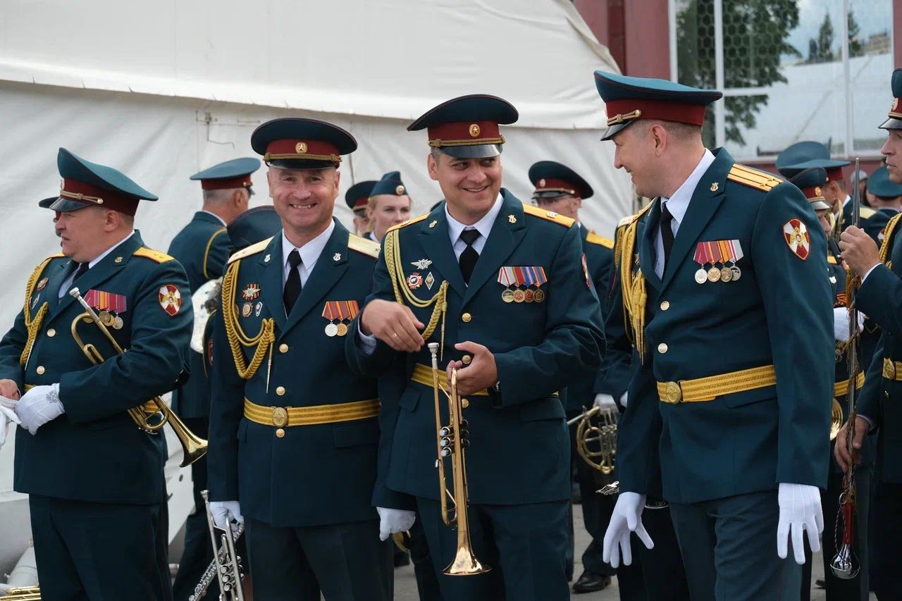 Фото В Новосибирске в День города прошел плац-парад духовых оркестров — лучшие фото выступления 12