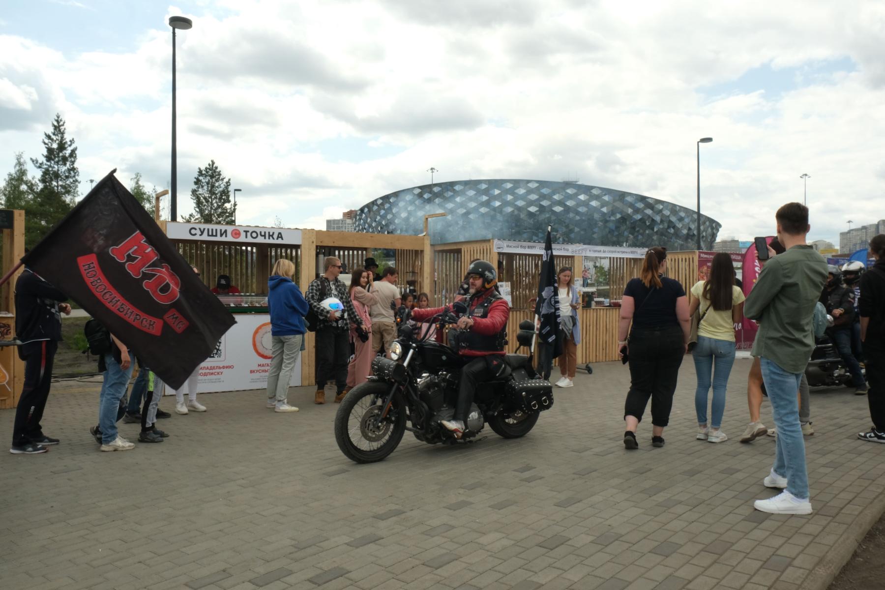 Фото Новосибирцы устроили фотосессию с мотоциклами «Ночных волков» в парке «Арена» 4