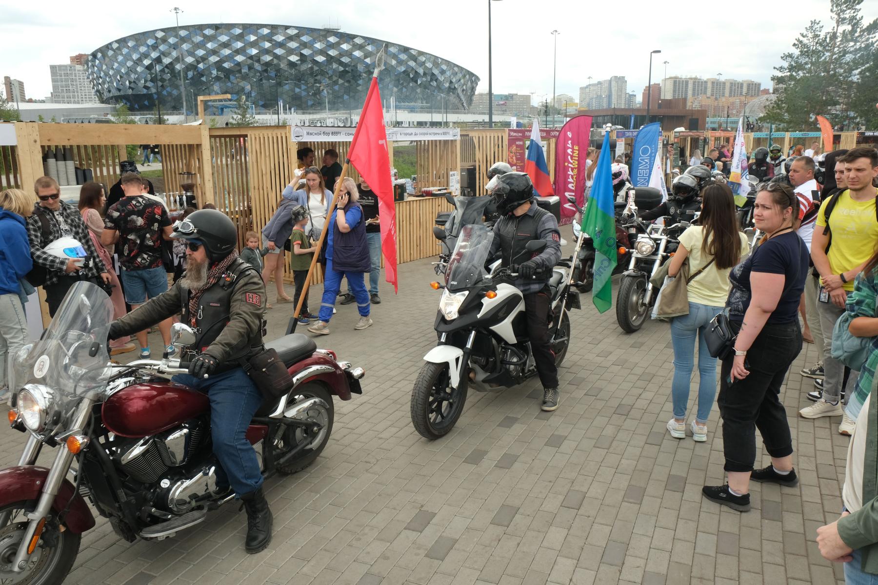 Фото Новосибирцы устроили фотосессию с мотоциклами «Ночных волков» в парке «Арена» 5