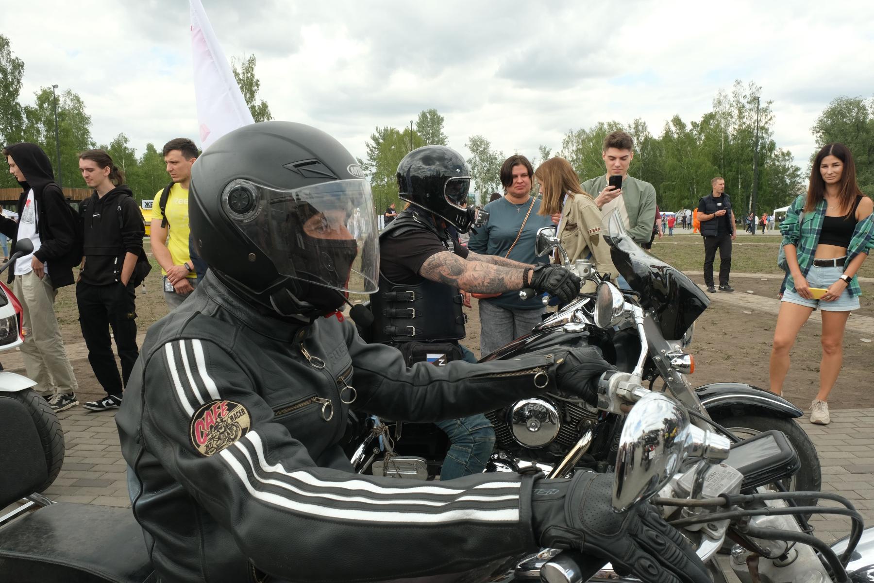 Фото Новосибирцы устроили фотосессию с мотоциклами «Ночных волков» в парке «Арена» 8