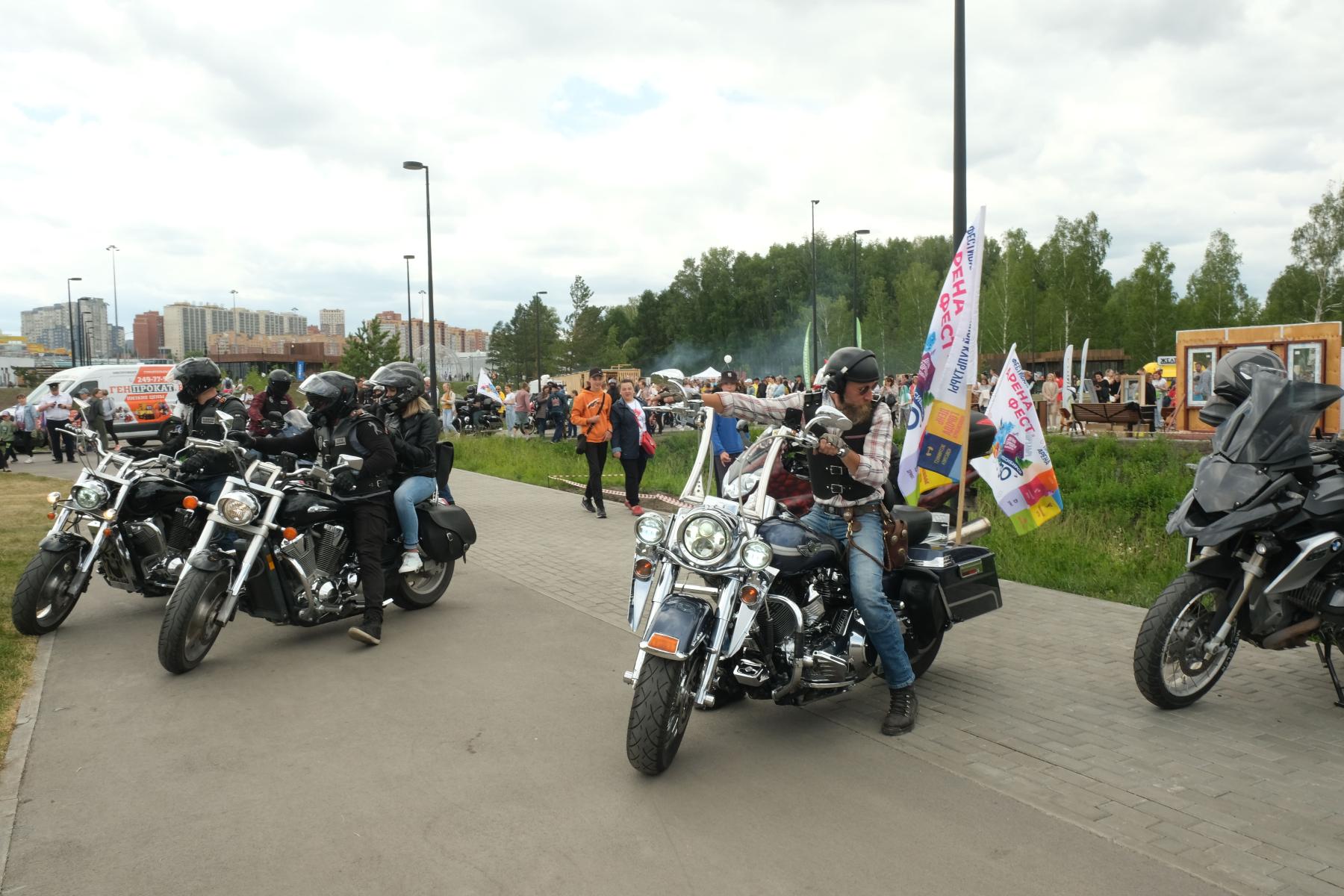 Фото Новосибирцы устроили фотосессию с мотоциклами «Ночных волков» в парке «Арена» 9