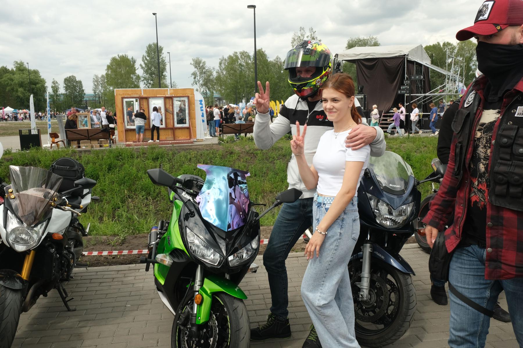 Фото Новосибирцы устроили фотосессию с мотоциклами «Ночных волков» в парке «Арена» 13