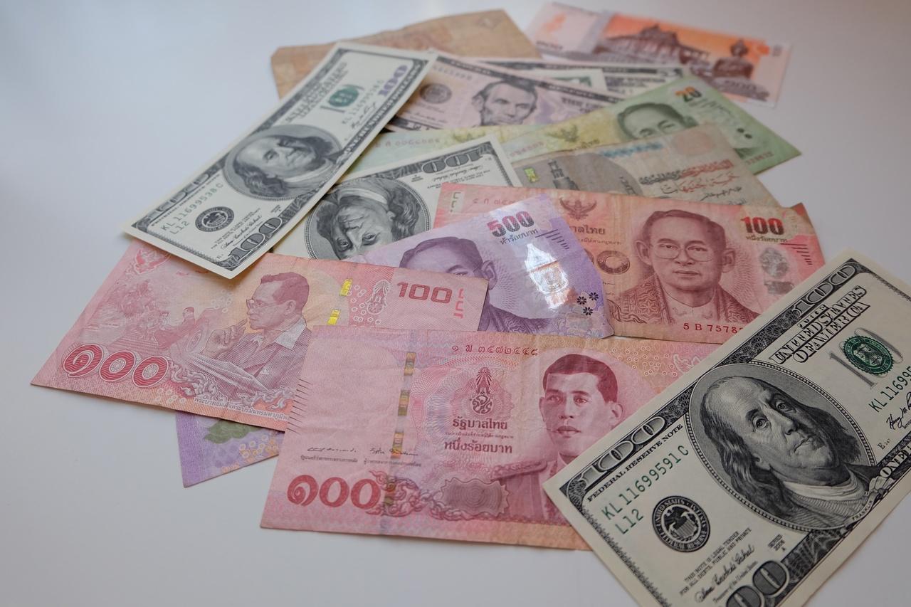 Валютных пассивов. Иностранная валюта. Доллар и евро. Валюта России. Доллары в рубли.