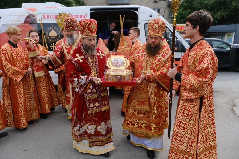 Фото Жители Новосибирска выстроились в очередь к мощам Георгия Победоносца 2