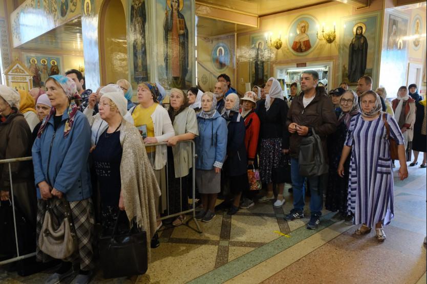 Фото Жители Новосибирска выстроились в очередь к мощам Георгия Победоносца 3