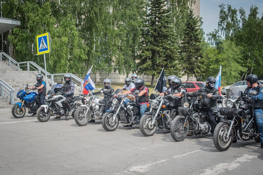 Фото В Новосибирске «Ночные волки» проехали колонной с флагами в День России 4