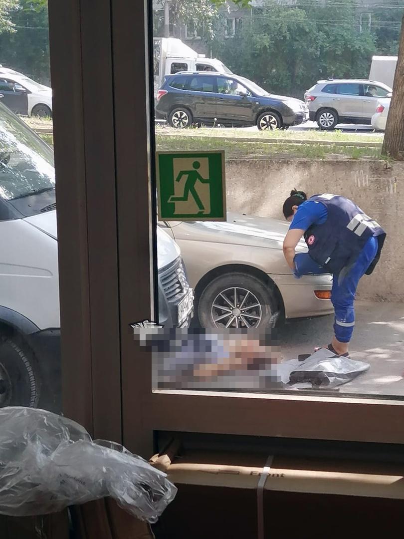 Фото «Адское место»: в Новосибирске водитель ГАЗели переехал пенсионерку на тротуаре у 