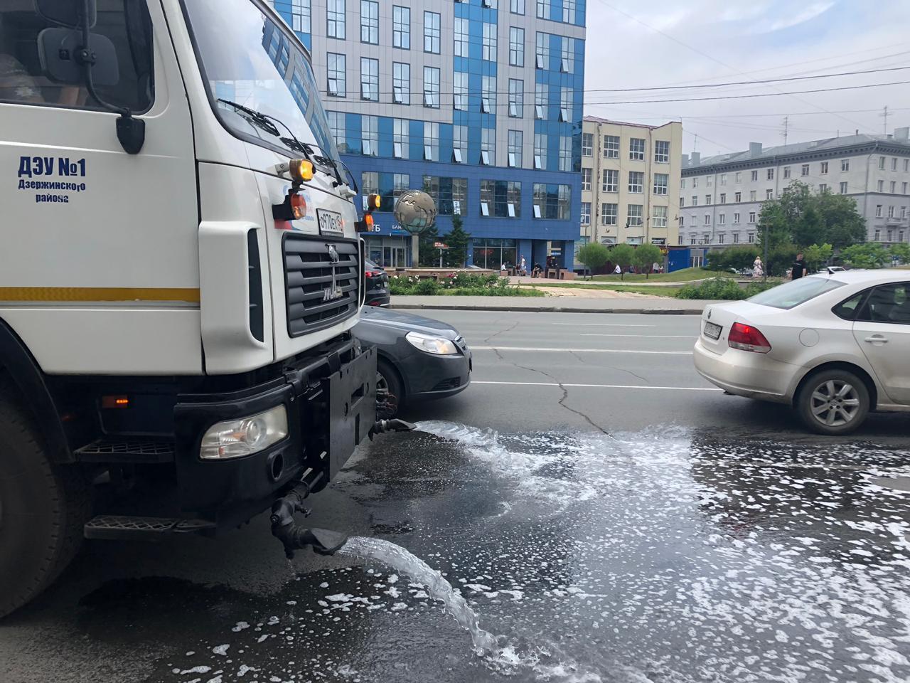 В Новосибирске поливальная машина окатила прохожих водой на глазах мэра -  sib.fm