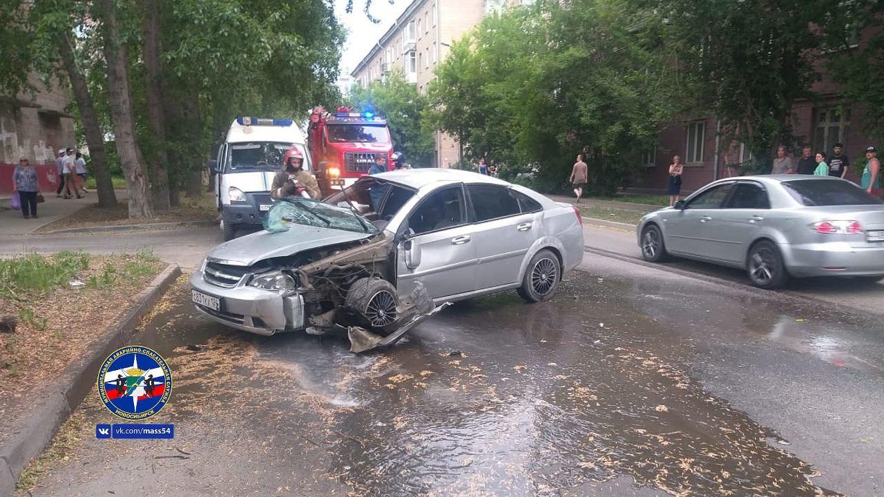 Фото В Ленинском районе Новосибирска перевернулся Chevrolet Lacetti 3