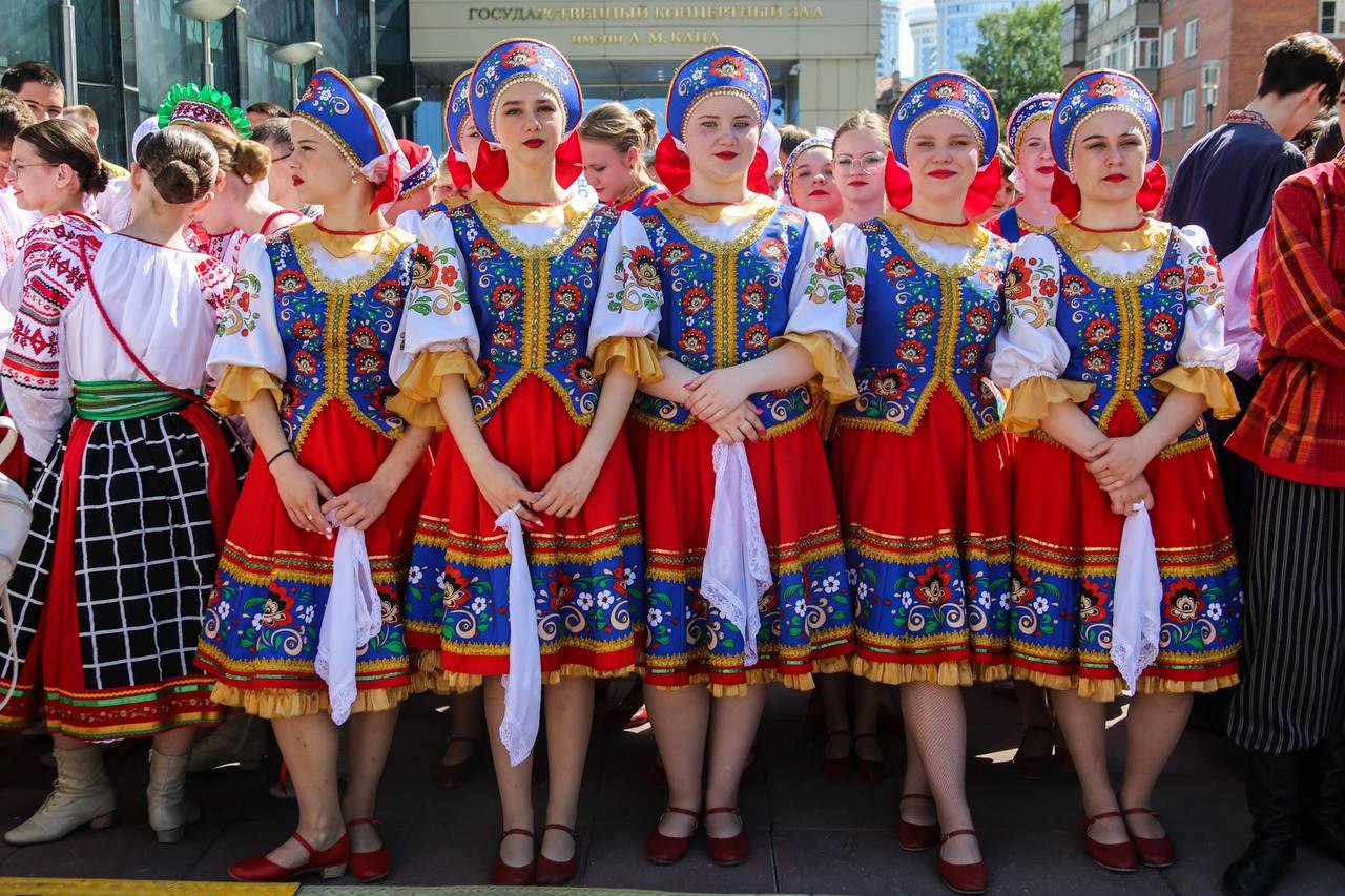 Фото Сотни человек в Новосибирске присоединись к масштабному хороводу в честь Дня России 5