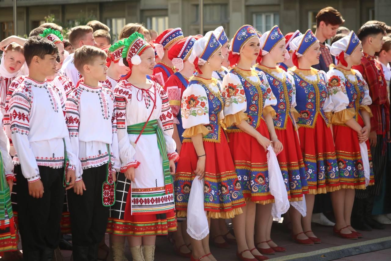 Фото Сотни человек в Новосибирске присоединись к масштабному хороводу в честь Дня России 9