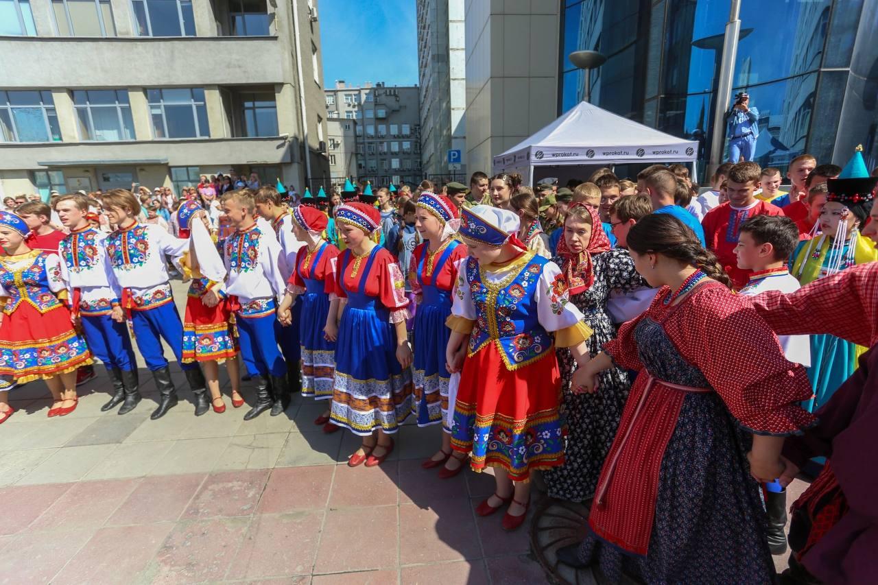 Фото Сотни человек в Новосибирске присоединись к масштабному хороводу в честь Дня России 3