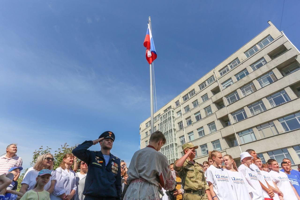 Фото Сотни человек в Новосибирске присоединись к масштабному хороводу в честь Дня России 12