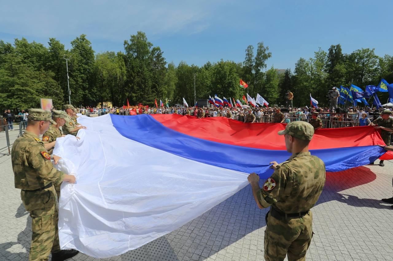 Фото В Новосибирске развернули огромный триколор в День России 4