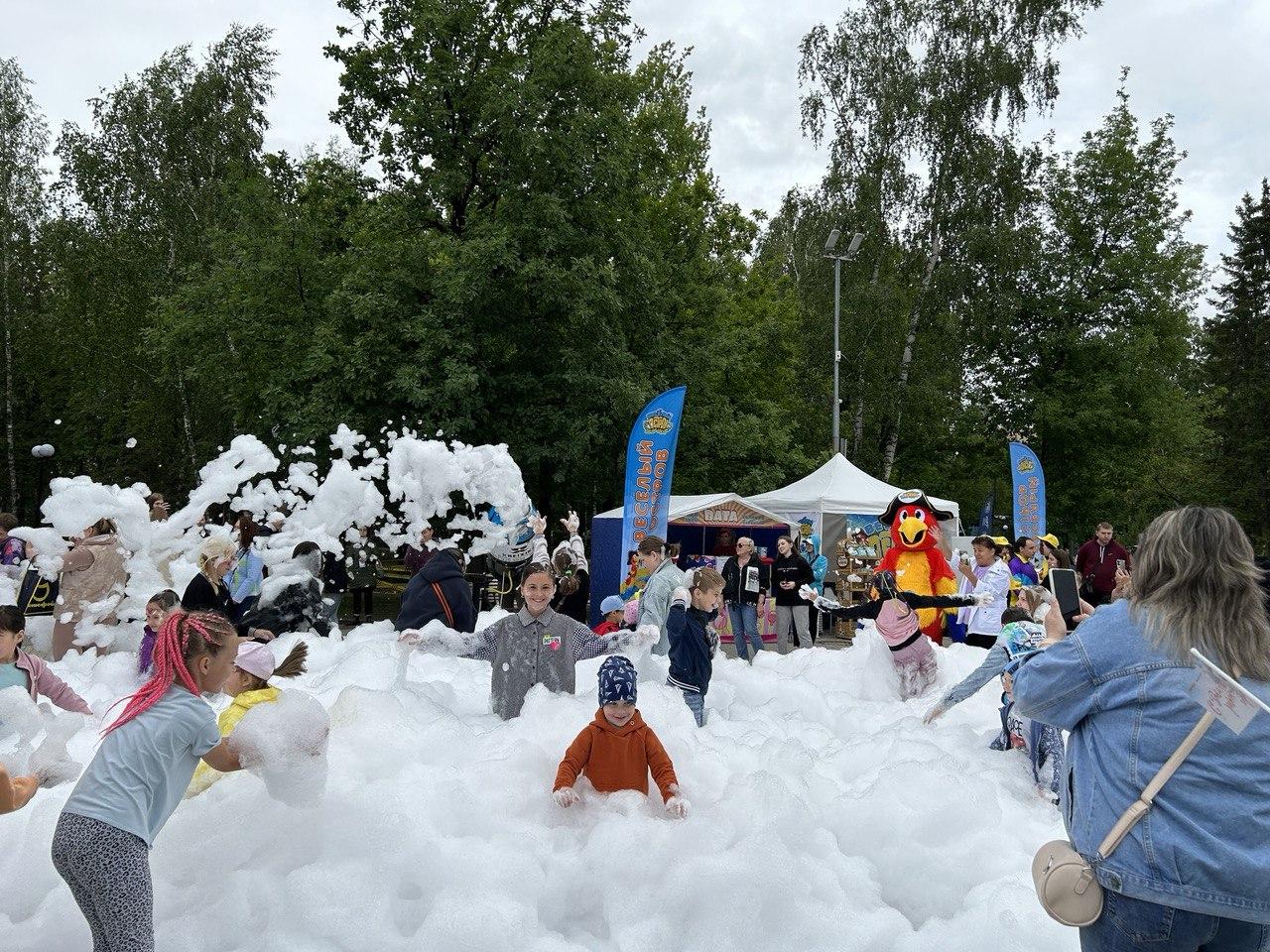 Фото В Центральном парке Новосибирска устроили пенную вечеринку в честь Дня города 3