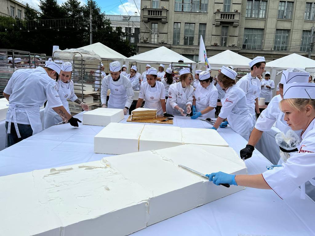 Фото В Новосибирске на День города изготовили рекордно большой 1030-килограммовый торт 2