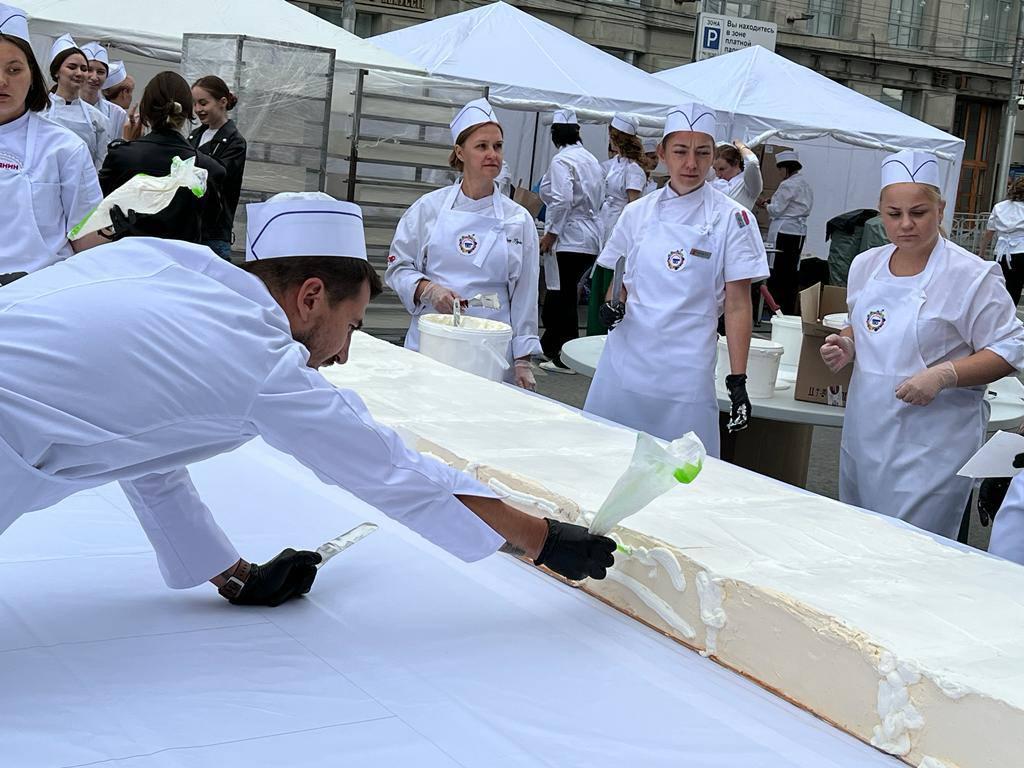 Фото В Новосибирске на День города изготовили рекордно большой 1030-килограммовый торт 3