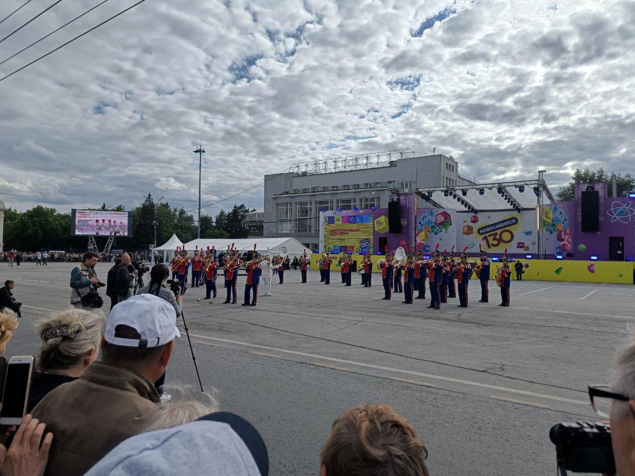 Фото В Новосибирске начался плац-парад оркестров в День города 2